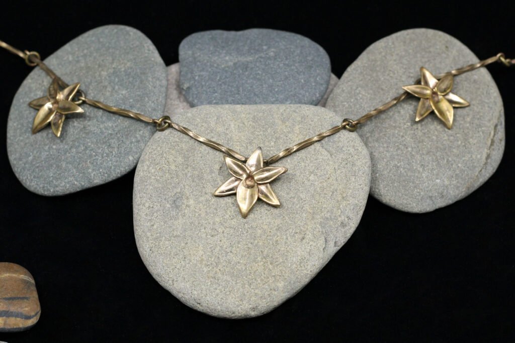 bijoux en bronze , collier en chaine , orchidée en bronze 