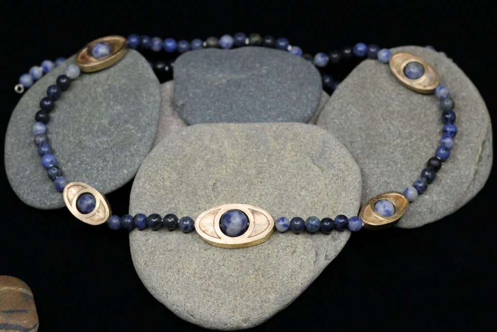 bijoux en bronze , collier de perle , œil en bronze 